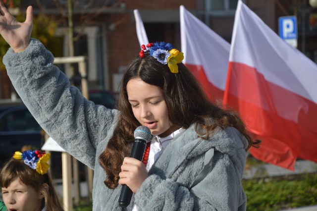 Na Rynku w Proszowicach zaśpiewała ośmioletnia Karolina Czerredniczenko