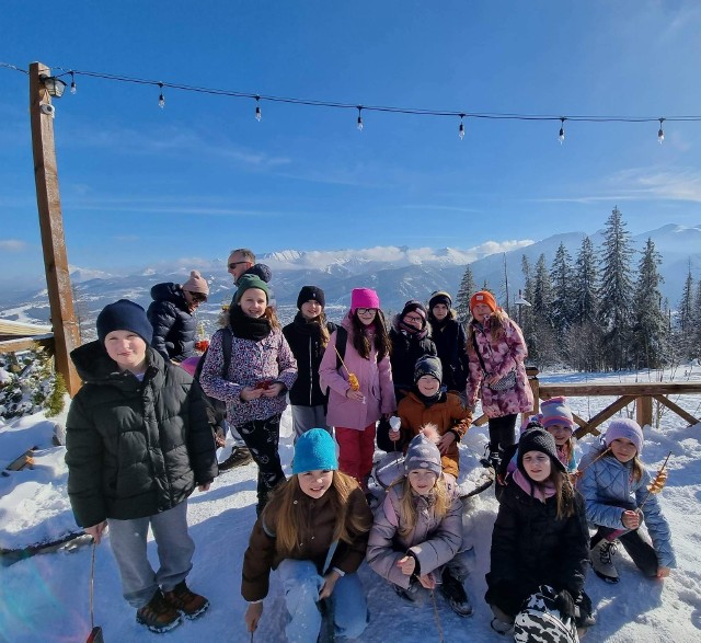 Na zimowisku w górach byli uczniowie szkoły podstawowej w Białobrzegach. Byli między innymi na Gubałówce, spacerowali po Krupówkach, jeździli na nartach.