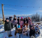 Ferie w Zakopanem. Uczniowie szkoły podstawowej w Białobrzegach byli na zimowisku w górach. Była jazda na nartach i kulig. Zobacz zdjęcia