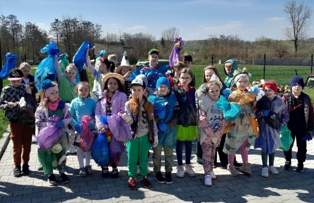 Z okazji Dnia Ziemi dzieci ze szkoły i przedszkola w Ujeździe wzięły udział w akcji Sprzątamy Dla Polski.