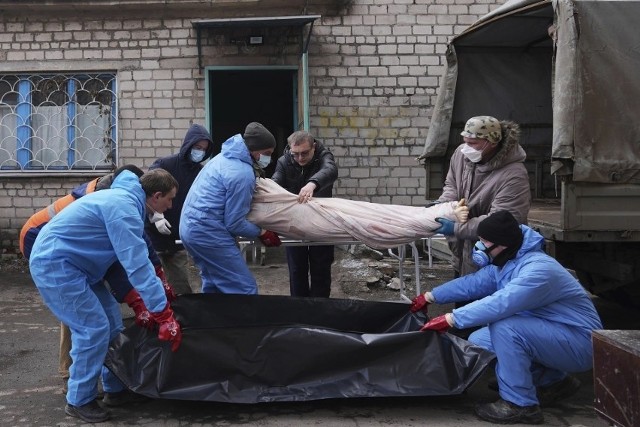 Ratownicy szukają ciał w Mariupolu.
