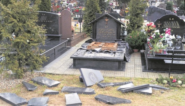 Jeden z trzech grobów zniszczonych w nocy z 22 na 23 lutego na cmentarzu przy ul. Roszczynialskiego w Wejherowie. Dewastacja w Wejherowie wpisała się w ciąg makabrycznych wydarzeń, do jakich doszło między listopadem ub.r. a kwietniem br. na Pomorzu