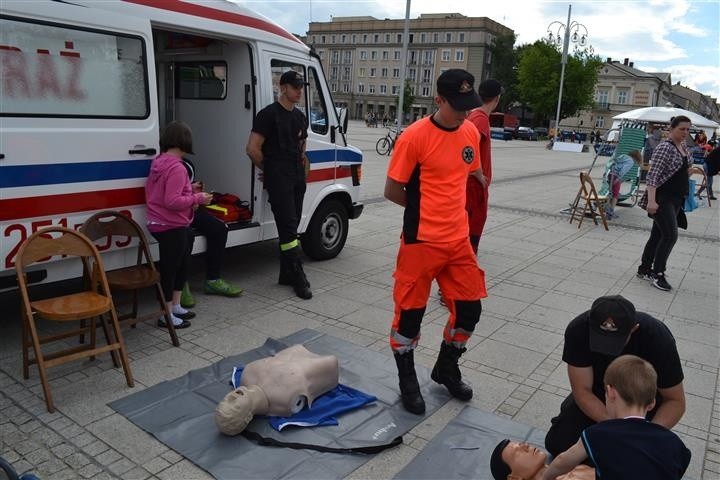 Najmłodsi na Placu Biegańskiego mogą pograć w siatkówkę i...