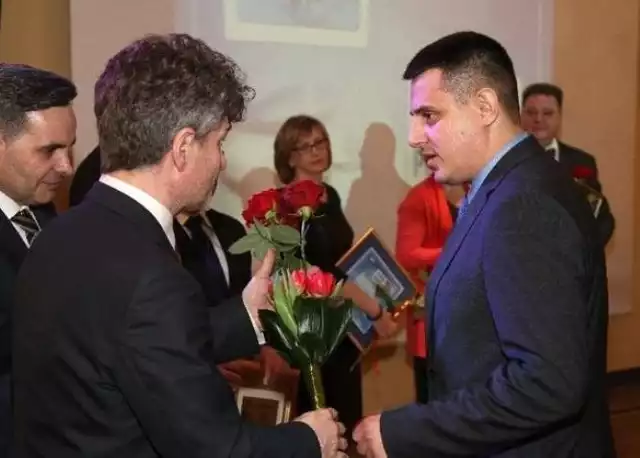 Doktor Michał Śledzik (z prawej), Lekarz Roku 2014 w powiecie buskim, odbierając gratulacje na gali Lekarz Roku podkreślał, że to sukces całego zespołu ortopedii w Szpitalu Górka.