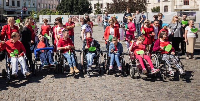 Przynajmniej część rodziców-rencistów opiekujących się niepełnosprawnymi dziećmi będzie miała prawo do świadczenia pielęgnacyjnego (zdjęcie ilustracyjne)