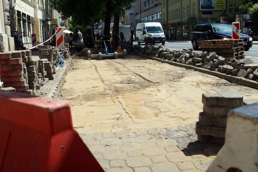 Krakowskie Przedmieście zaczyna remont. Na razie rozbierają chodniki, a później przyjdzie czas na jezdnię. I … utrudnienia w ruchu