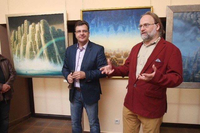 Otwarcie wystawy malarstwa Marcina Kołpanowicza (po prawej) w Galerii Wieża Sztuki Arkadiusza Latosa w Kielcach.