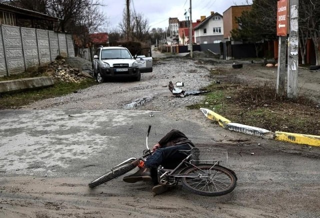 Miasteczko Bucza pod Kijowem stało się w już symbolem rosyjskich zbrodni dokonywanych na ukraińskiej ludności cywilnej. Od niedzieli publikowane są zdjęcia zabitych mieszkańców tego miasteczka. Ciała odkrywane są na ulicach, w domach, w piwnicach, w masowych mogiłach w lesie, a nawet w studniach.