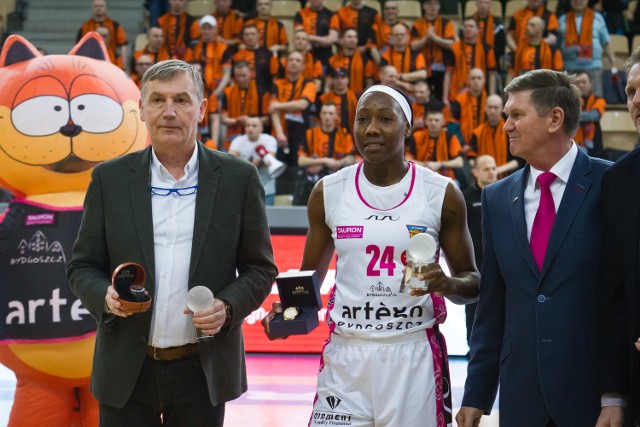 Tomasz Herkt i Amisha Carter przed meczem z Zagłębiem odebrali nagrody dla najlepszego trenera i MVP wśród zawodniczek sezonu zasadniczego.