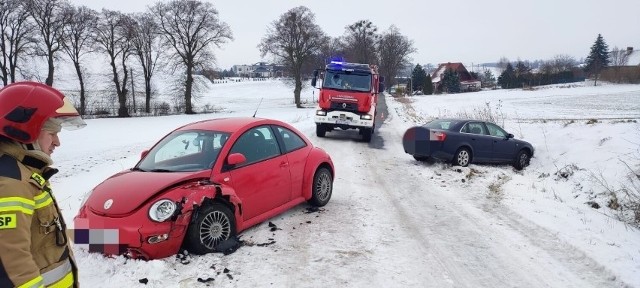 Groźna kolizja na drodze w gminie Stary Targ (pow. sztumski). Auto wpadło do przydrożnego rowu!