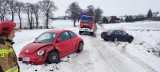Groźna kolizja na drodze w gminie Stary Targ (pow. sztumski). Auto wpadło do przydrożnego rowu! ZDJĘCIA 13.03.2023 r.