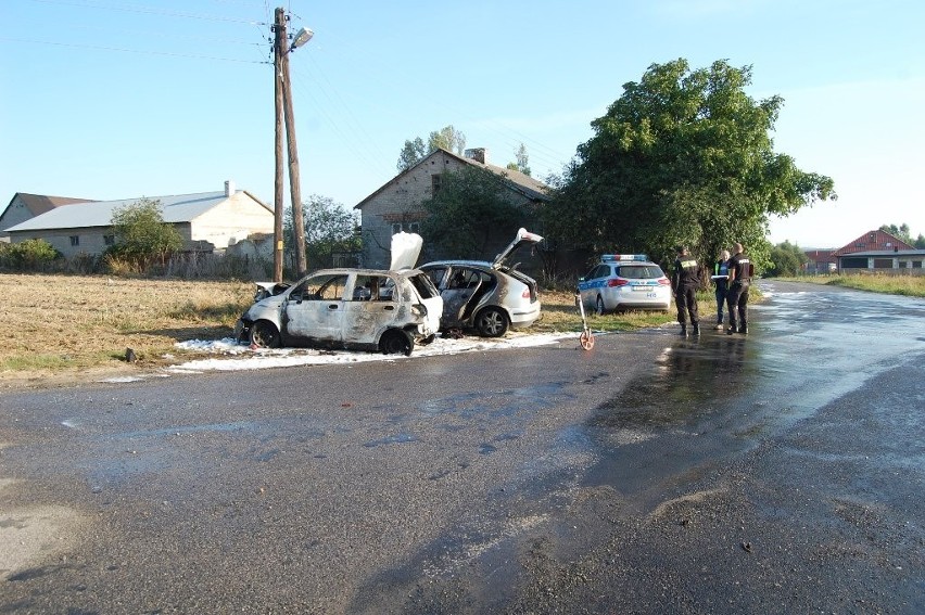 Wypadek pod Radomskiem. Samochody stanęły w ogniu po zderzeniu [ZDJĘCIA]