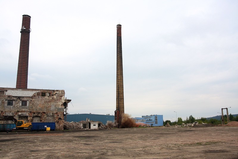 Wyburzenie komina włocławskiej Celulozy [zdjęcia]                                                    