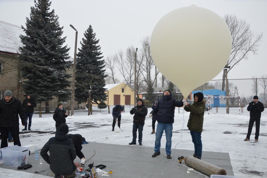 Balon z życzeniami dla babć i dziadków wystartował z Łowicza i wniósł się na 32,7 km [ZDJĘCIA]