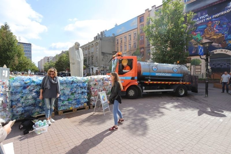 Plastik challenge w pasażu Schillera w Łodzi - happening ZWiK i MPO. ZDJĘCIA