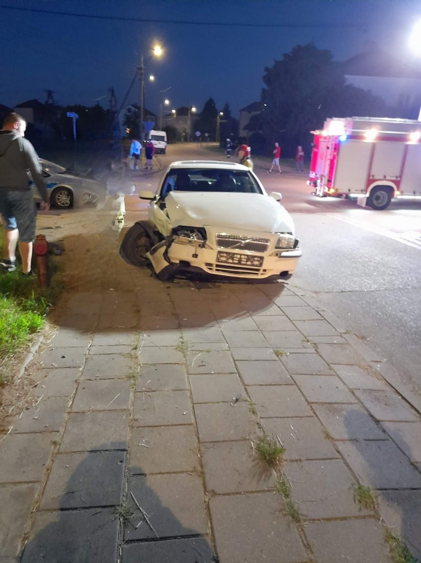 Dąbrowa Białostocka. Wypadek na skrzyżowaniu ulic 11-listopada i Skłodowskiej. Dwie osoby ranne [ZDJĘCIA]