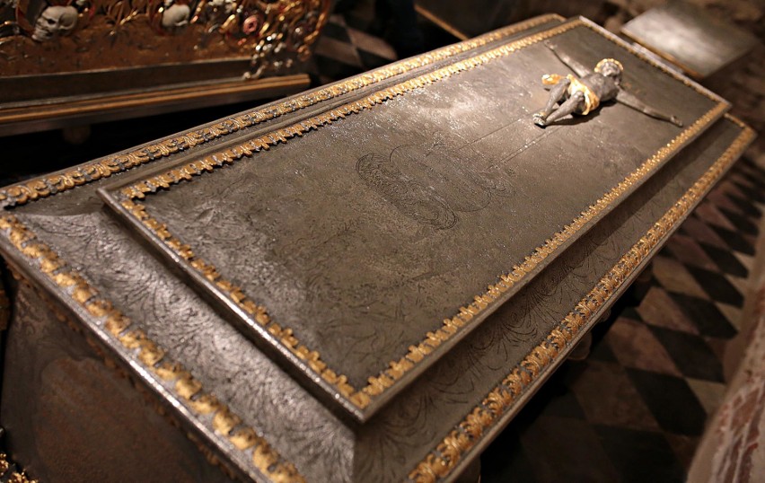 Kraków. Pięć królewskich sarkofagów wróciło po odnowie do krypty na Wawelu [ZDJĘCIA]
