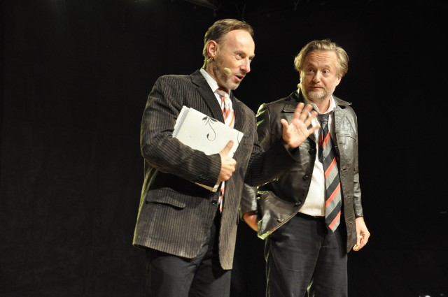 Gwiazdy kabaretu na rynku w Lipsku. Na zdjęciu Rafał Zbieć (z lewej) oraz Mikołaj Cieślak.