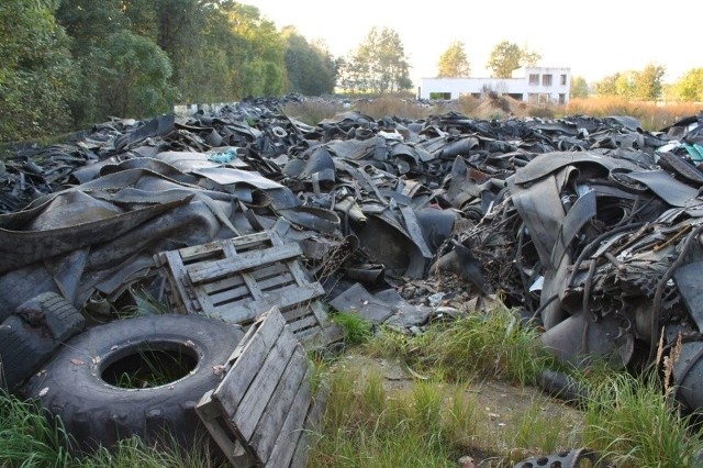 Pierwsze odpady na terenie Błotnicy Strzeleckiej pojawiły się już pół roku temu. Są składowane bez  żadnych pozwoleń.