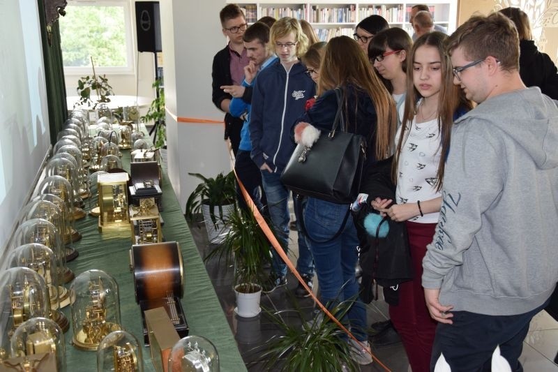 W radziejowskiej bibliotece czas mijał na... oglądaniu starych zegarów