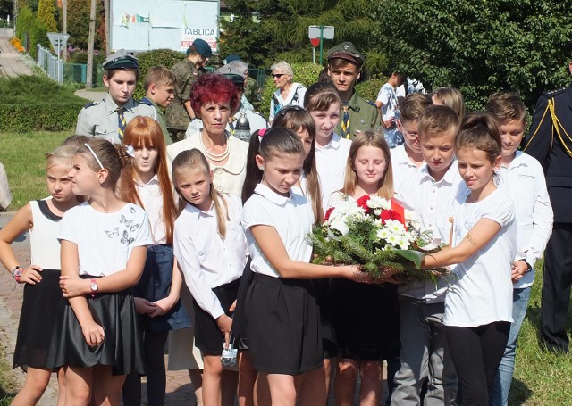 Wiązankę kwiatów składa bardzo liczna delegacja uczniów Szkoły Podstawowej nr 6 w Starachowicach