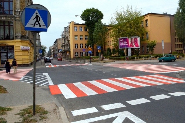 Jedno z odnowionych przejść znajduje się na skrzyżowania ul. Jaracza z ul. POW.