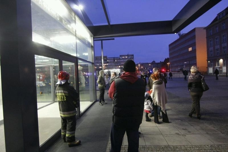 Zamknięty parking pod placem Nowy Targ. Znów przekroczone stężenie tlenku węgla (ZDJĘCIA) 