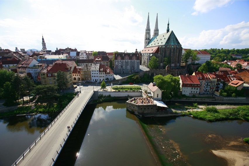 Od 1995 r. tajemniczy darczyńca regularnie (ro roku)...