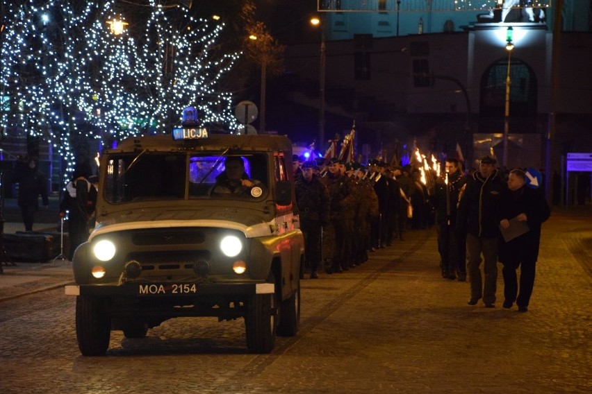 Białystok. 35. rocznica wprowadzenia stanu wojennego. Przemaszerowali z pochodniami (zdjęcia)