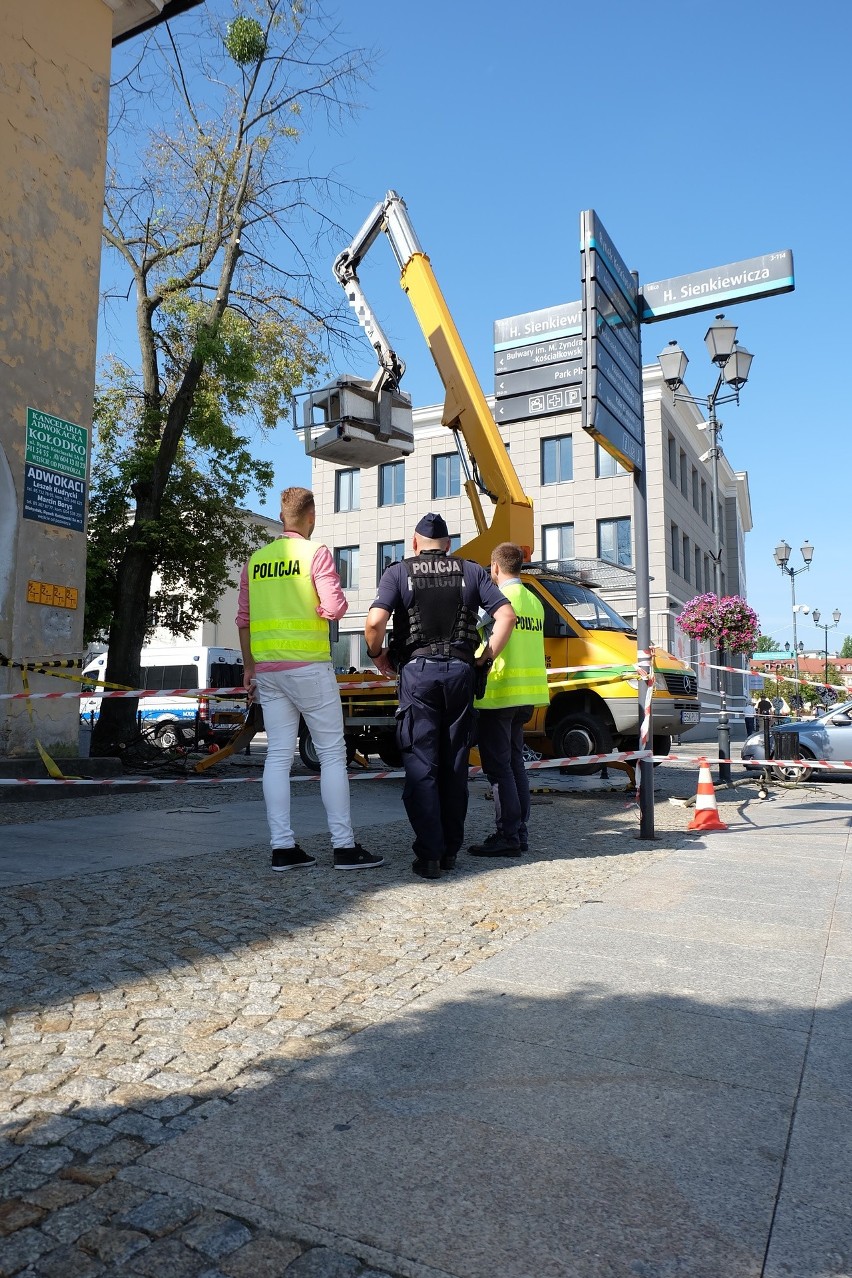 Wypadek na Rynku Kościuszki w Białymstoku. Mężczyźni spadli...