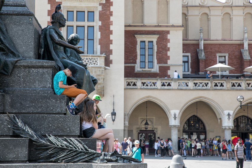 Kraków. Upał w mieście, mieszkańcy i turyści szukają wytchnienia