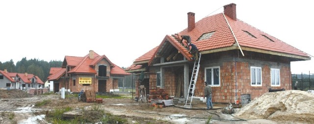 Robotnicy układają ostatnie dachówki na dachu domu, który wygra jeden z Czytelników "Porannego" w naszej loterii. Wystarczy zebrać zestaw 12 kolejnych kuponów i dostarczyć do naszej redakcji.