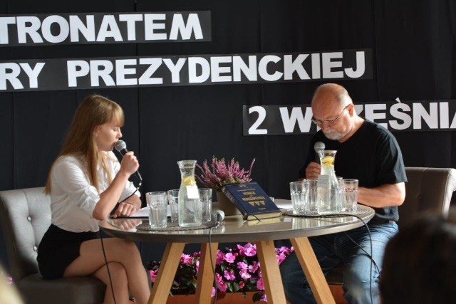 Narodowe Czytanie to prowadzona od 2012 roku ogólnopolska akcja publicznego czytania wybitnych dzieł literatury polskiej. Jej celem jest propagowanie czytelnictwa, zwrócenie uwagi na potrzebę dbałości o czystość języka polskiego i wzmacnianie narodowej tożsamości. Podczas poprzednich edycji wspólnie czytano „Pana Tadeusza” Adama Mickiewicza, dzieła Aleksandra Fredry, „Trylogię” Henryka Sienkiewicza, „Lalkę” Bolesława Prusa i „Quo Vadis” Henryka Sienkiewicza. Dziełem wybranym na tegoroczną edycję Narodowego Czytania, zostało „Wesele” – czyli młodopolski dramat Stanisława Wyspiańskiego, opowiadający o meandrach polskiej duszy i nękających nas narodowych problemach. Utwór pozwalający na wielowymiarową interpretację, wynoszący autora do rangi czwartego wieszcza narodowego i jak zauważyło wielu czytelników - zaskakująco aktualny pomimo stu lat jakie upłynęły od jego premiery.Do inicjatywy po raz kolejny chętnie przystąpili mieszkańcy Szczecinka, których spore grono zgromadziło się 2 września, w sali północnej Zamku. W bohaterów dramatu wcielili się posłowie: Małgorzata Golińska i Radosław Lubczyk, samorządowcy: starosta Krzysztof Lis, burmistrz Jerzy Hardie-Douglas i przewodnicząca Rady Miasta Katarzyna Dudź, a także dyrektor Muzeum Regionalnego Ireneusz Markanicz oraz nauczyciele i uczniowie Szkoły Podstawowej nr 6. Nie zabrakło też oprawy muzycznej na żywo w wykonaniu uczniów Szkoły Muzycznej I i II st im. Oskara Kolberga w Szczecinku.Ciekawostką wartą przytoczenia jest fakt, że Narodowe Czytanie przekroczyło w tym roku granice Polski i odbyło się także w Sydney, Chicago, Toronto, Londynie i Paryżu. Po raz pierwszy w historii zostało też przetłumaczone na Polski Język Migowy. Wspólna lektura fragmentów dramatu w języku migowym odbyła się w obecności pary prezydenckiej w Instytucie Głuchoniemych imienia księdza Jakuba Falkowskiego w Warszawie.