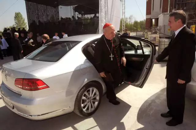 Kardynał Stanisław Dziwisz używa 5-letniego volkswagena passata,       podarowanego mu przez wiernych