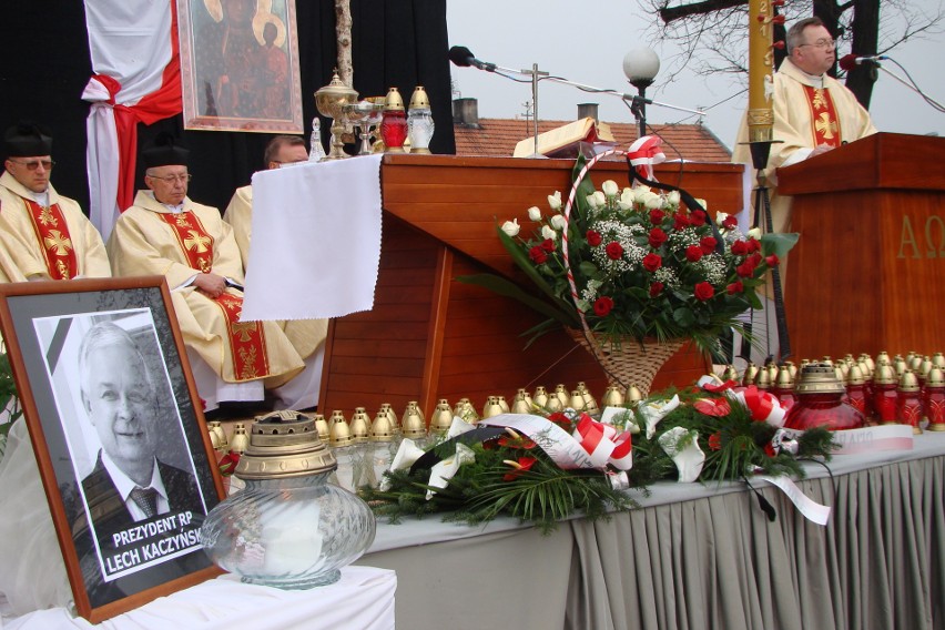Proszowice. 10 lat temu na rynku modlono się za ofiary katastrofy w Smoleńsku [ZDJĘCIA]
