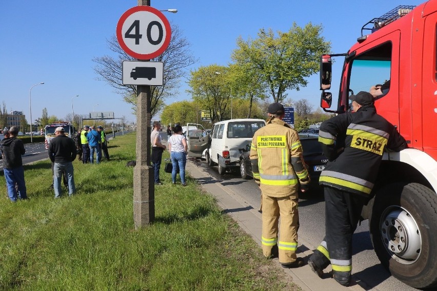 Karambol przy Marino. Zderzyło się 10 samochów.