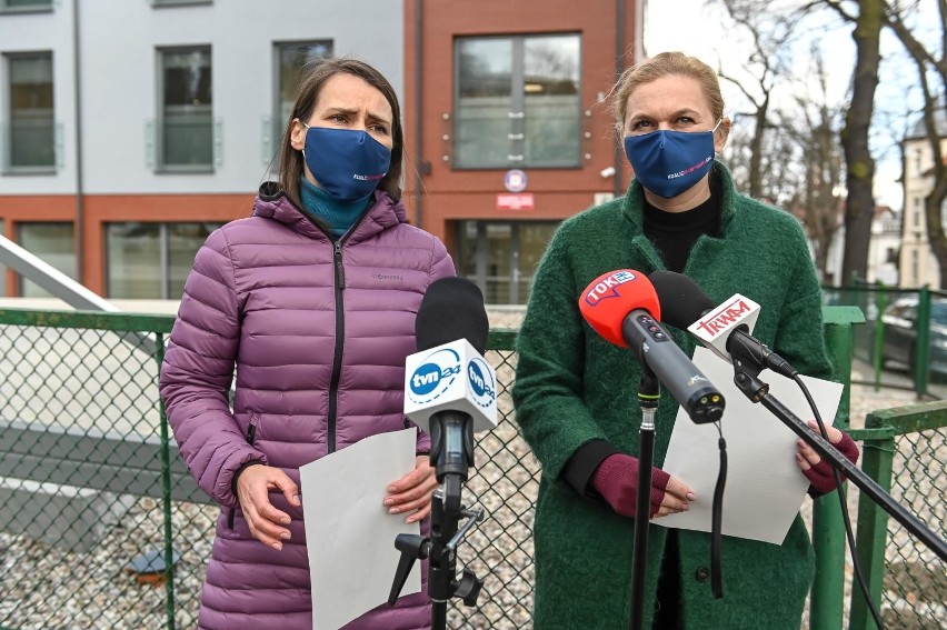 Posłanki KO Agnieszka Pomaska i Barbara Nowacka przed...