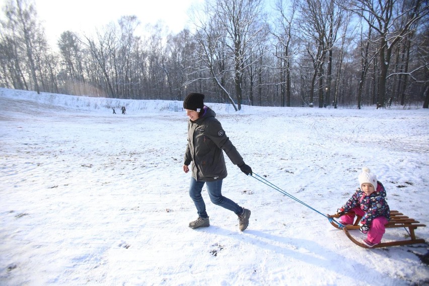 Zima w pełni, a tor saneczkowy w Parku Kościuszki przyciąga...
