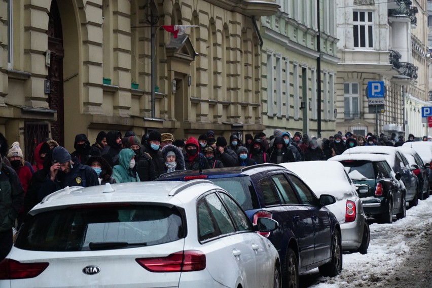 Blisko 850 paczek zostało rozdanych najbardziej...