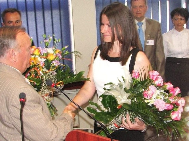 Skarbniczka Anna Buchwald odebrała życzenia i kwiaty od przewodniczącego rady miejskiej  Stanisława Rohde