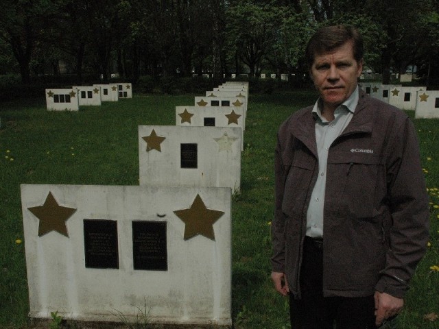 Anatolij Wasiljewicz Tuz przy mogile nr 244, gdzie spoczywa jego dziadek. Niedługo na tabliczce pojawi się nazwisko Kożuchar, a liczba bezimiennych zmniejszy się do 55.