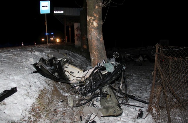 43-letni kierowca BMW zginął w weekendową noc w wypadku w Kostkach Małych w powiecie buskim. Jego samochód uderzył w drzewa i dachował.Dramat rozegrał się na trasie wojewódzkiej łączącej Busko z Pińczowem. Od strony Pińczowa jechało BMW prowadzone przez 43-latka z powiatu pińczowskiego.Zobacz najpiękniejsze dziewczyny Studniówek 2018 w ŚwiętokrzyskiemZOBACZ TAKŻE: Krwawe zaślubiny! Chciał zabić pannę młodą?  