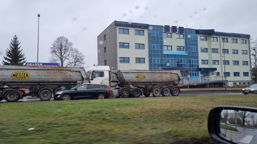 Awaria samochodu ciężarowego na ul. Mieszka I w Szczecinie. Robią się korki!