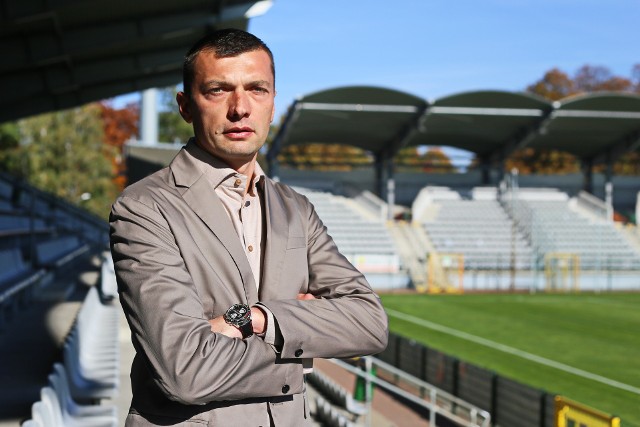 Grzegorz Mokry na stadionie w Legnicy