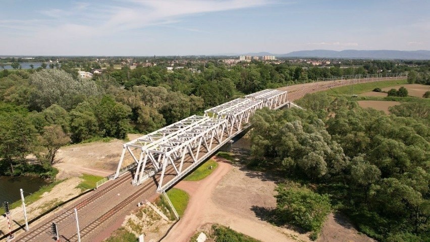 Most kolejowy nad rzeką Wisłą w ciągu linii LK139.