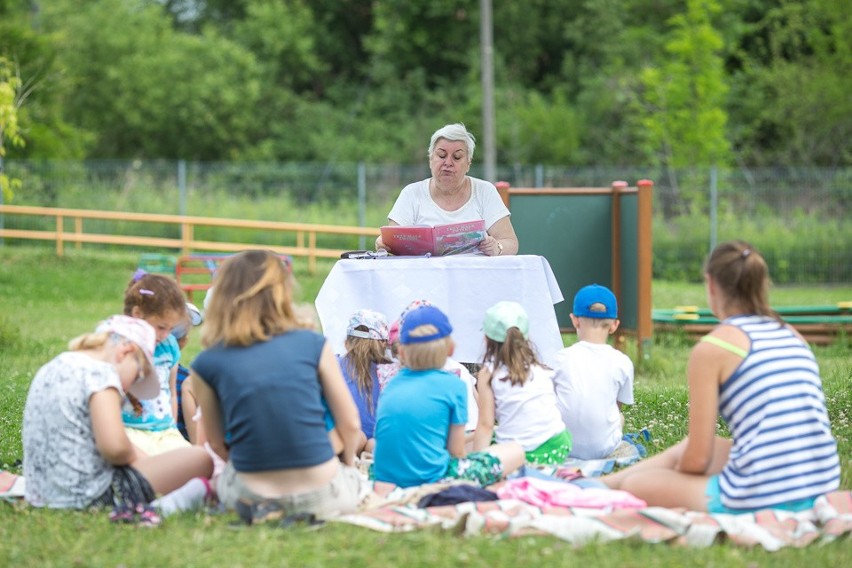 Tarnów. "Czytanie na murawie" w przedszkolu nr 8