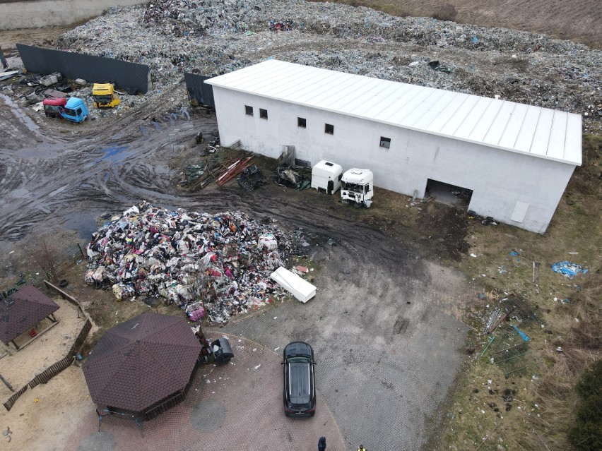 Nielegalne składowisko odpadów w Złotopolu nadal istnieje. Przeprowadzono oględziny z udziałem biegłego