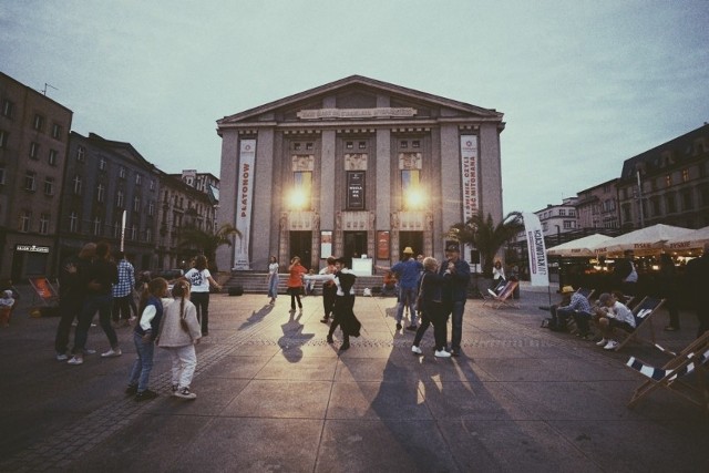 Tak bawiono się przed Teatrem Śląskim na potańcówce w wakacje 2022.