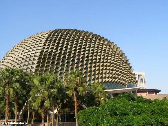 Budynek opery Esplanade w Singapurze ma kształt duriana - owoca, którego duszący zapach wielu przyprawia o mdłości. W związku z tym nie można go wnosić np. do metra (kara za podróżowanie z durianem sięga 500 dolarów).  (fot. Maciej Wilczek)