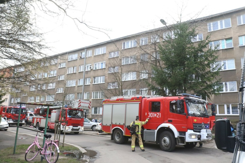 Cztery zastępy straży przy Głogowskiej. Mężczyzna rozpalił w pokoju grilla 